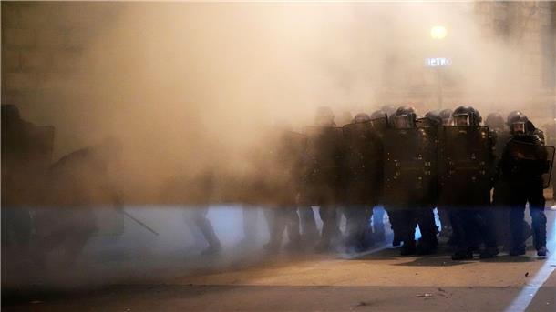Polizisten stehen Demonstranten während eines Handgemenges auf dem Platz der Republik in Paris gegenüber.