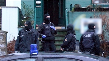 Drogenhandel: Eine Festnahme bei Razzia in Wulsdorf Polizisten stehen im Bremer Stadtteil Steintorviertel vor einem Gebäude. Ermittler von Landes- und Bundespolizei und Zoll durchsuchten am Morgen mehrere Häuser und Wohnungen.