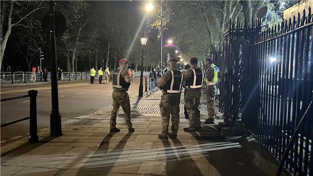 Festnahme und Explosion am Buckingham-Palast Polizisten stehen vor dem Buckingham-Palast in London, wo kurz zuvor ein Mann festgenommen wurde.