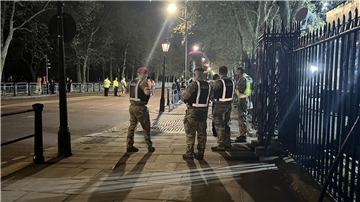 Polizisten stehen vor dem Buckingham-Palast in London, wo kurz zuvor ein Mann festgenommen wurde.