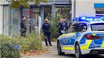 Polizisten stehen vor der kinder- und jugendpsychiatrischen Einrichtung, in der ein 14-Jähriger einen Siebenjährigen sowie ein 63-Jährigen angegriffen haben soll.