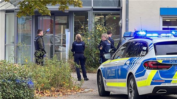 Angriff in Bezirksklinik: Opfer wohl zufällig ausgewählt Polizisten stehen vor der kinder- und jugendpsychiatrischen Einrichtung in Regensburg. Viele Fragen zu dem Angriff sind noch offen.