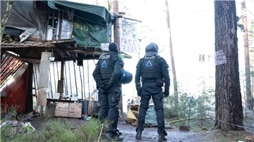 Polizisten stehen vor einem Baumhaus der Initiative „Heibo bleibt“ im besetzten Waldgebiet. Im Heidebogen haben sich seit etwa eineinhalb Jahren Klimaaktivisten und Naturschützer verschanzt, um gegen den Kiesabbau zu protestieren.