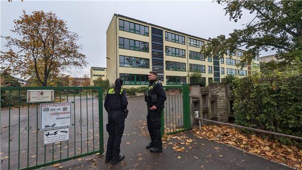 Polizisten stehen vor einer Schule in Erfurt.