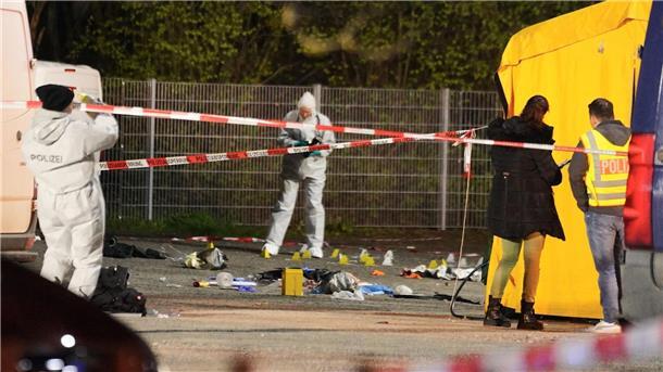 Polizisten suchen in Asperg nach Spuren am Tatort.