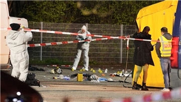 Polizisten suchen in Asperg nach Spuren am Tatort.
