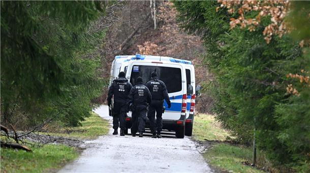 Polizisten suchen in der Nähe des Fundorts des getöteten Mädchens nach weiteren Hinweisen.