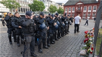 Polizisten trauern auf dem Mannheimer Marktplatz um ihren getöteten Kollegen.