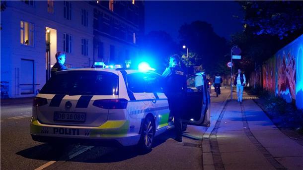 Polizisten treffen am Tatort ein, nachdem in der Kopenhagener Freistadt Christiania Schüsse gefallen waren.