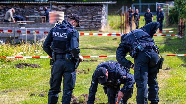 Goldschatz-Diebstahl von Manching wohl geklärt Polizisten und Archäologen suchen auf einem Privatgrundstück nach Beweisen für den Goldschatz-Diebstahl.