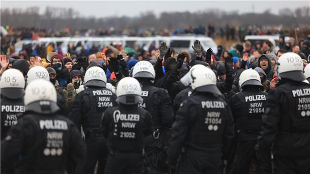 Nach Lützerath-Räumung: Polizei zählt 600 Strafverfahren Polizisten und Demonstranten stehen sich bei der Demonstration von Klimaaktivisten am Rande des Braunkohletagebaus bei Lützerath gegenüber.