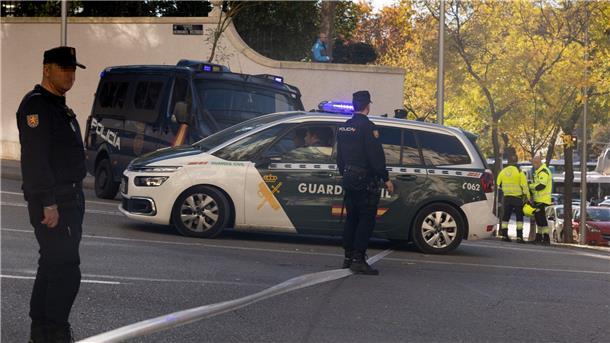 Briefbombenserie in Spanien: Ukraine-Konflikt das Motiv? Polizisten und Feuerwehrleute stehen vor der US-Botschaft in Madrid, wo eine Briefbombe einging.