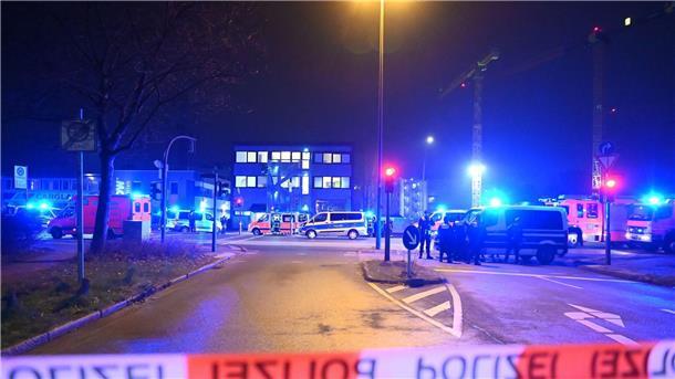 Polizisten und Helfer am Tatort in Hamburg.