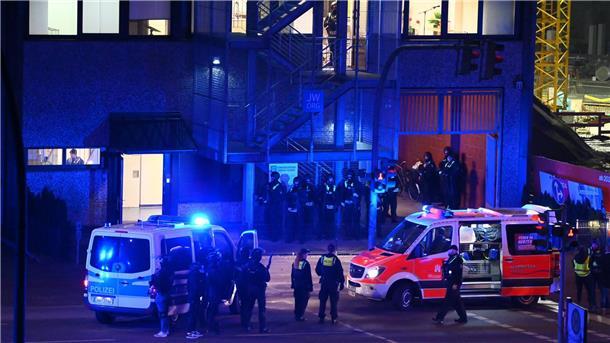 Polizisten und Helfer sind nach den tödlichen Schüssen im Einsatz.