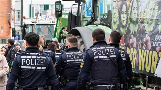 Grüne sagen politischen Aschermittwoch in Biberach ab Polizisten vor der Stadthalle in Biberach.