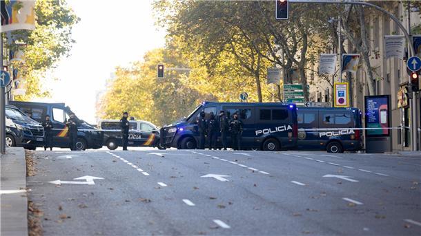 Briefbomben in Spanien - Zusammenhang mit Ukraine-Krieg? Polizisten vor der US-Botschaft in Madrid.