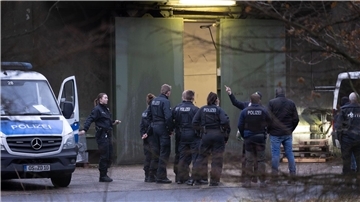 Polizisten vor einer Bunkeranlage in Bad Bentheim. Mit Durchsuchungen in der Grenzregion geht die Polizei gegen den Handel mit illegalen Feuerwerkskörpern vor.