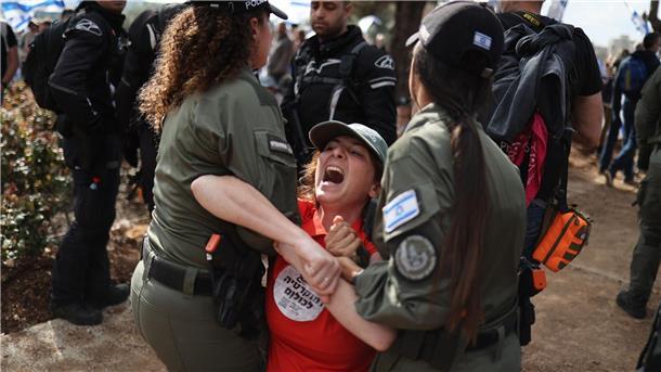 Polizistinnen nehmen in Jerusalem eine Demonstrantin fest.