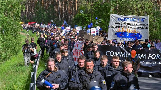Polizistinnen und Polizisten begleiten den Protestmarsch.