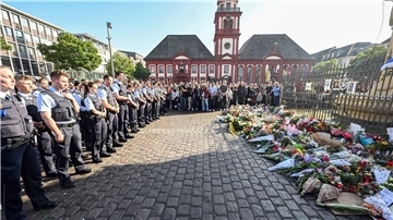 Polizistinnen und Polizisten gedenken bei der Kundgebung „Mannheim hält zusammen“ ihres getöteten Kollegen.