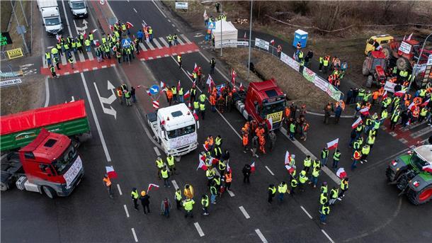 Krieg gegen die Ukraine: So ist die Lage Polnische Bauern protestieren am Grenzübergang zur Ukraine in Medyka.