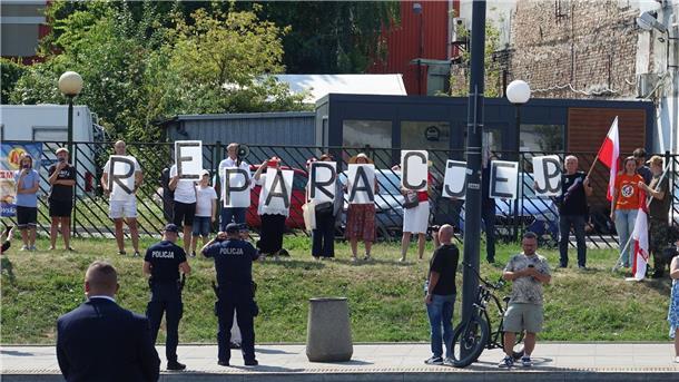 Steinmeier und Duda ehren Opfer des Warschauer Aufstands Polnische Demonstranten fordern von Deutschland Wiedergutmachung für die Kriegsschäden.