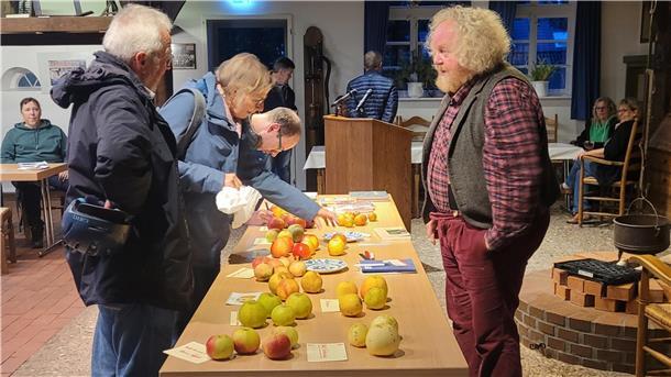 Pomologe Eckart Brandt spricht im Heimathaus über alte Apfelsorten Das Foto zeigt Eckart Brandt.