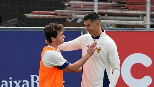 Portugals Kapitän Cristiano Ronaldo (r) mit Champions-League-Sieger Joao Neves beim Training.