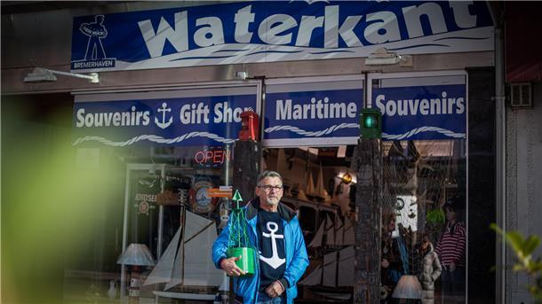 Positives Signal für die Innenstadt: Joachim Haack, Inhaber des Waterkant-Souvenirshops in der Bürger, bewahrt seinen Laden vor der Schließung. 