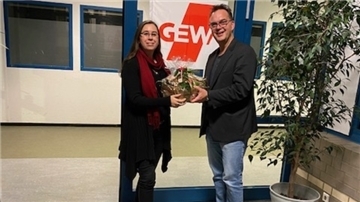 Präsent für eine besondere Besucherin bei GEW-Zusammenkunft