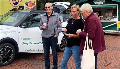 Präsentation des Dorfstromers auf dem Wochenmarkt in Gnarrenburg, Unser Foto zeigt interessierte Bürgerinnen und Bürger im Gespräch mit Gnarrenburgs Klimaschutzmanagerin Simone Kasnitz.