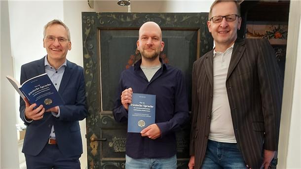 Menno Ehme Aden hat Buch über das Friesische veröffentlicht Präsentieren das neue Buch zur friesischen Sprache (v. l. n. r.) im Schloss zu Jever, Landkreis Friesland: Verleger Florian Isensee, Verfasser Menno Ehme Aden, Referent für Plattdeutsch und Saterfriesisch der Oldenburgischen Landschaft.