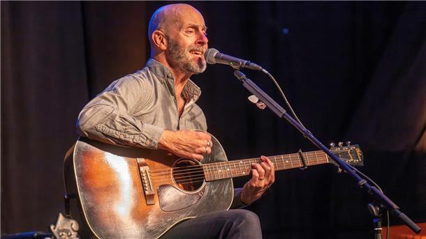 Präsentierte am Sonnabend auch Lieder aus seiner neuen LP „Haus der Liebe“ in Bremervörde: Jon Flemming Olsen.