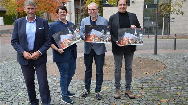 Rotary-Adventskalender: Gute Tradition wird fortgesetzt Präsentierten den Rotary-Adventskalender vor romantisch-herbstlicher Kulisse in Zeven: Clubpressesprecher Marco Tulodetzki (von links) sowie die Club-Mitglieder Ann-Katrin Franck, Arne Suter und Stefan Mahnken.