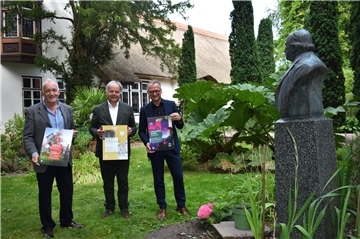 Präsentierten die Konzerte des Musikfestes Bremen im Kreis Cuxhaven im Allmers-Haus in Rechtenfleth: Dr. Axel Behne (von links), Vorsitzender der Allmers-Gesellschaft, Professor Thomas Albert, Intendant des Musikfestes, und Kulturdezernent Friedhelm Ottens.