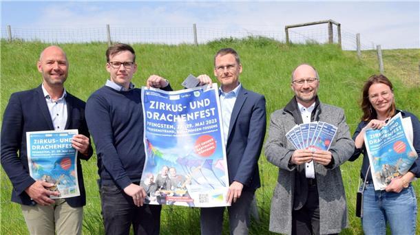 Präsentierten jetzt das Programm des Zirkus- und Drachenfestes (von links): Mark Schuur (Center Parcs), Patrik Poelmeyer (TSB), Markus Graf, Peter Beck (beide Raiffeisenbank) und Melanie Schmidt (TSB). Auf dem Foto fehlt ein Vertreter des Sponsors Regenbogen AG.