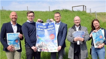 Präsentierten jetzt das Programm des Zirkus- und Drachenfestes (von links): Mark Schuur (Center Parcs), Patrik Poelmeyer (TSB), Markus Graf, Peter Beck (beide Raiffeisenbank) und Melanie Schmidt (TSB). Auf dem Foto fehlt ein Vertreter des Sponsors Regenbogen AG.