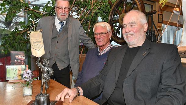 Präsident Horst Schowalter (r.), sein Stellvertreter Detlef Mauritz (l) und Schatzmeister Hanno Fischer vom Stammtisch "Die Eisernen".