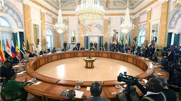Afrika-Delegation ruft Moskau zu Verhandlungen mit Kiew auf Präsident Putin (l) konferiert mit den Vertretern mehrerer afrikanischer Staaten in St. Petersburg.