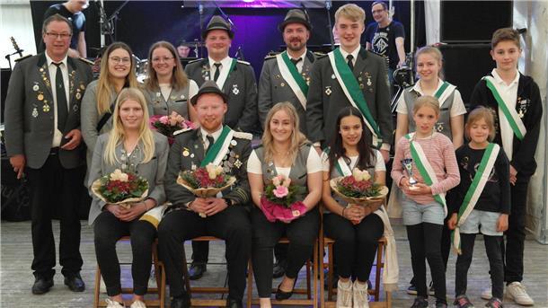 Präsident Torsten Heins (links) präsentiert das neue Ostereistedter Königshaus mit der Majestät Dominik Martens (sitzend, Zweiter von links).