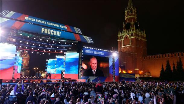 Präsident Wladimir Putin spricht während der Feierlichkeiten zur Annexion der ukrainischen Regionen auf dem Roten Platz in Moskau.