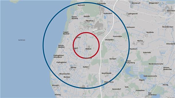 Präventiv wurde nach dem Ausbruch der Geflügelpest in einer Hobbyzucht in der Gemeinde Wurster Nordseeküste eine Schutzzone mit einem Radius von drei Kilometern (roter Kreis) eingerichtet. Zudem gibt es Überwachungszone (zehn Kilometer im Radius, blauer Kreis). Beide Zonen zusammen ergeben die Sperrzone. Hier ist eine Teilausstallung für Geflügelbetriebe verboten.