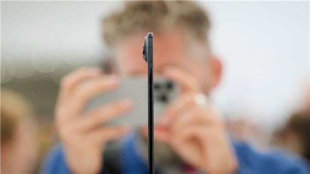 Apple macht mit schlankem iPhone Ansage für die Zukunft Praktisch die gesamte Elektronik wurde beim iPhone Air in die Kamera-Wölbung gequetscht. Den restlichen Platz hinter dem Display füllt die Batterie aus.