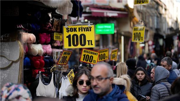 Inflation in Türkei steigt auf fast 70 Prozent Preise werden in einem Bekleidungsgeschäft im Eminonu-Geschäftsviertel angezeigt.