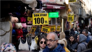 Preise werden in einem Bekleidungsgeschäft im Eminonu-Geschäftsviertel angezeigt.