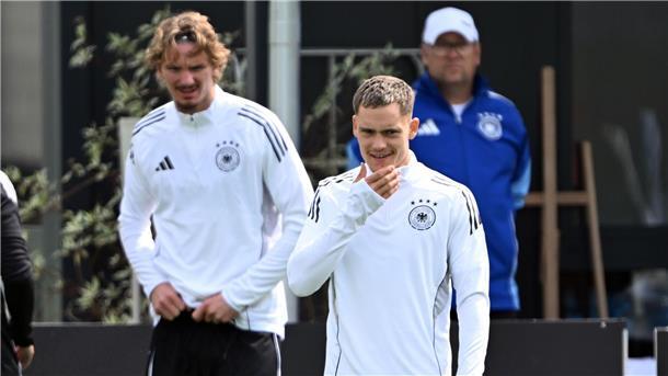 Premiere als Offensiv-Duo? Stuttgarts Neuling Nick Woltemade (l) und Florian Wirtz beim Abschlusstraining.