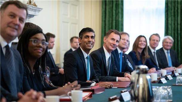 Premierminister Rishi Sunak (M, l) neben dem neuen Finanzminister Jeremy Hunt bei der ersten Kabinettssitzung in der Downing Street.