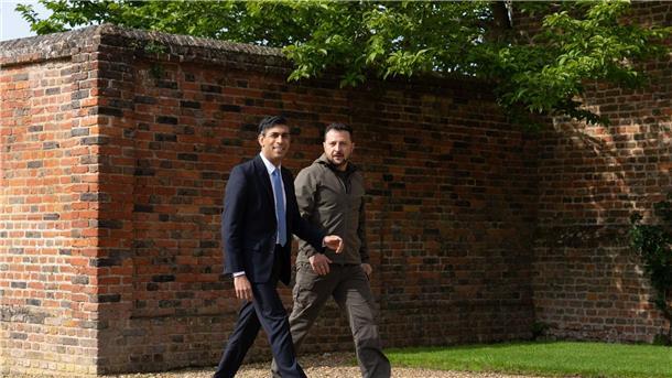 Britische Reichweite für ukrainische Offensive Premierminister Rishi Sunak mit Wolodymyr Selenskyj in Chequers, dem Landhaus des amtierenden Premierministers.