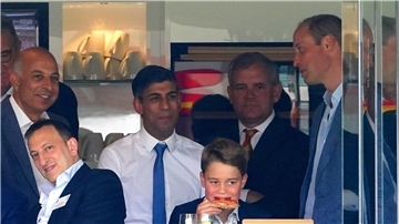 Premierminister Rishi Sunak (Mitte l), Prinz William (r), und sein Sohn Prinz George (vorne M) verfolgen das Cricket-Testspiel England gegen Australien.