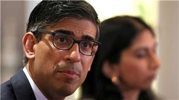 Premierminister Rishi Sunak und Innenministerin Suella Braverman in Rochdale nahe Manchester.